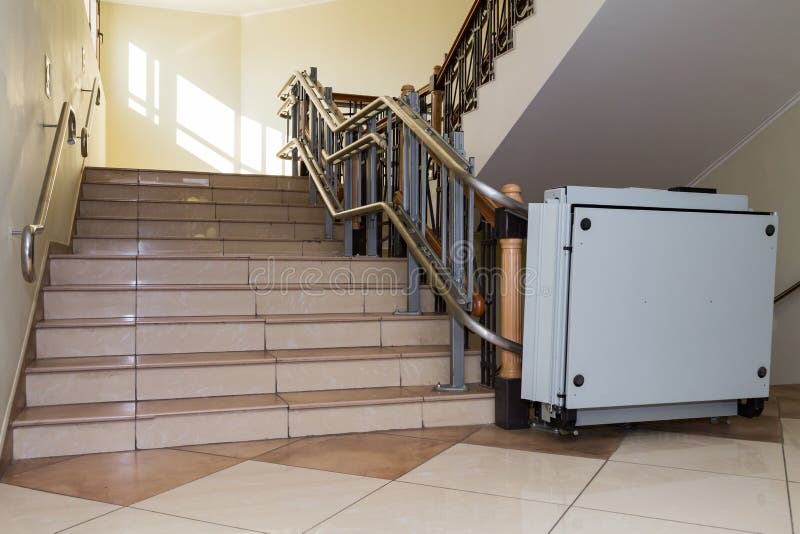 Elevador da escada para os enfermos Escadas da construção pública imagens de stock Elevador da escada para os enfermos Escadas da construção pública imagens de stock