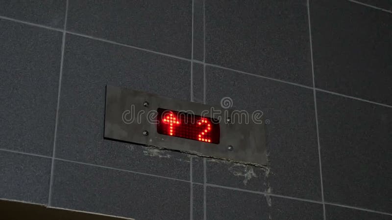 Monitor Digital Do Elevador Mostrando O Número Do Chão Subindo Para Cima E  Para Baixo : Fechar Video Estoque - Vídeo de superior, contagem: 211759123