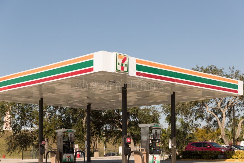 7-Eleven är den största operatören för världs` s, franchisor, och licensoren av servicebutiker, med mer än 46.000 shoppar royaltyfri bild 7-Eleven är den största operatören för världs` s, franchisor, och licensoren av servicebutiker, med mer än 46.000 shoppar royaltyfri bild