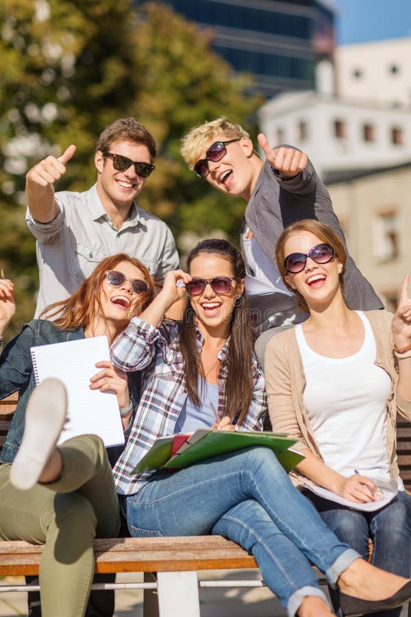 Elevi cu fișiere și dosare blocnotesuri pentru cărți stock images