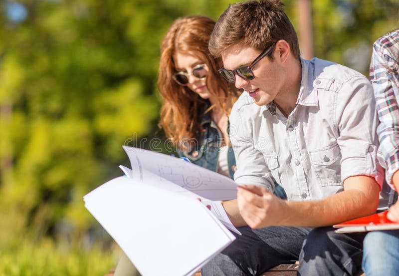 Elevi cu fișiere și dosare blocnotesuri pentru cărți stock photography