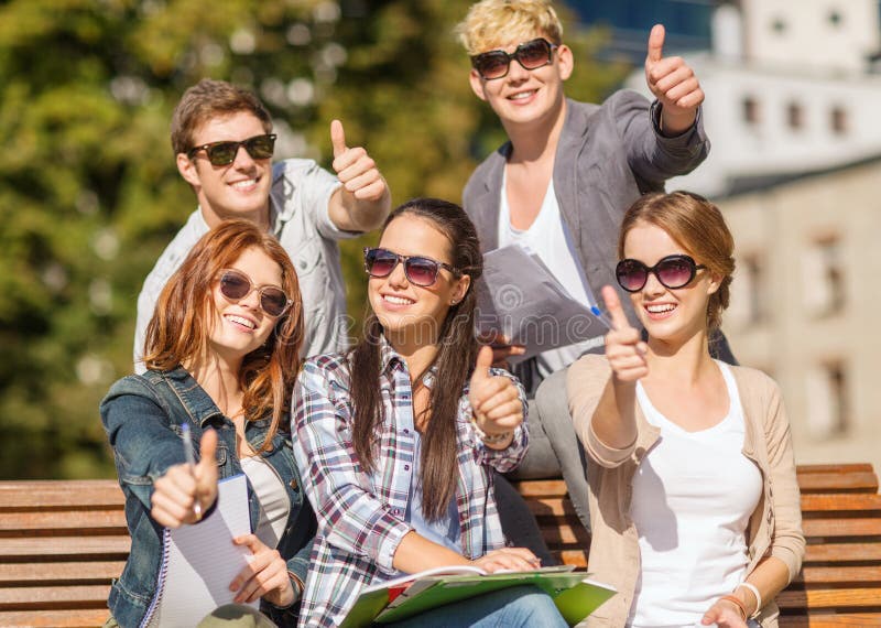 Elevi cu fișiere și dosare blocnotesuri pentru cărți stock photos