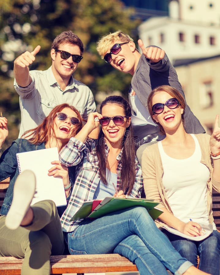 Elevi cu fișiere și dosare blocnotesuri pentru cărți stock images