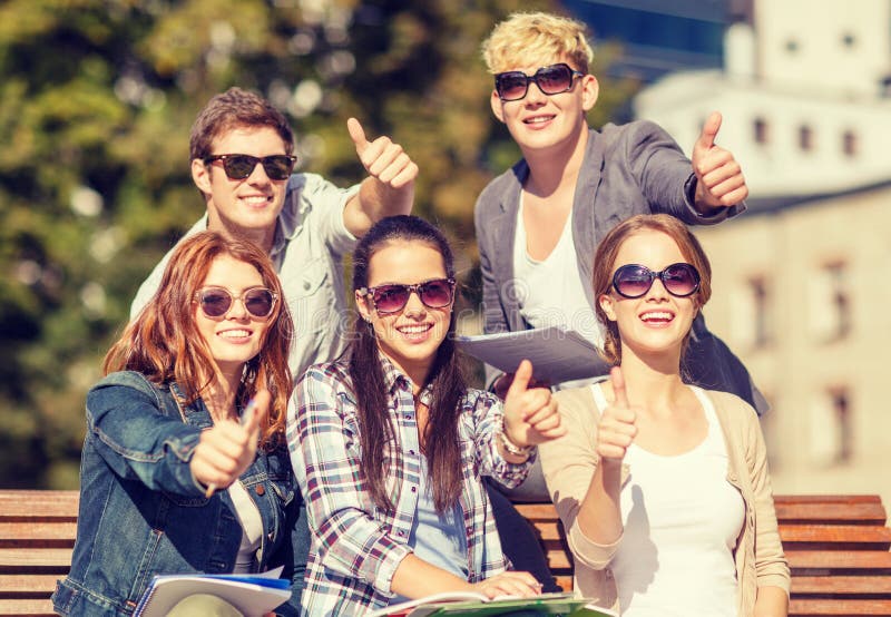Elevi cu fișiere și dosare blocnotesuri pentru cărți royalty free stock image