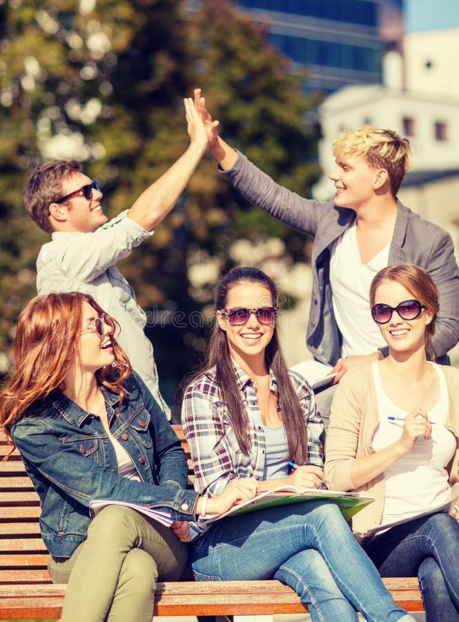 Elevi cu fișiere și dosare blocnotesuri pentru cărți royalty free stock photography