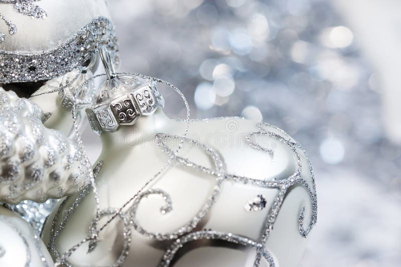Elfenbein-weiße und silberne Weihnachtsverzierungen