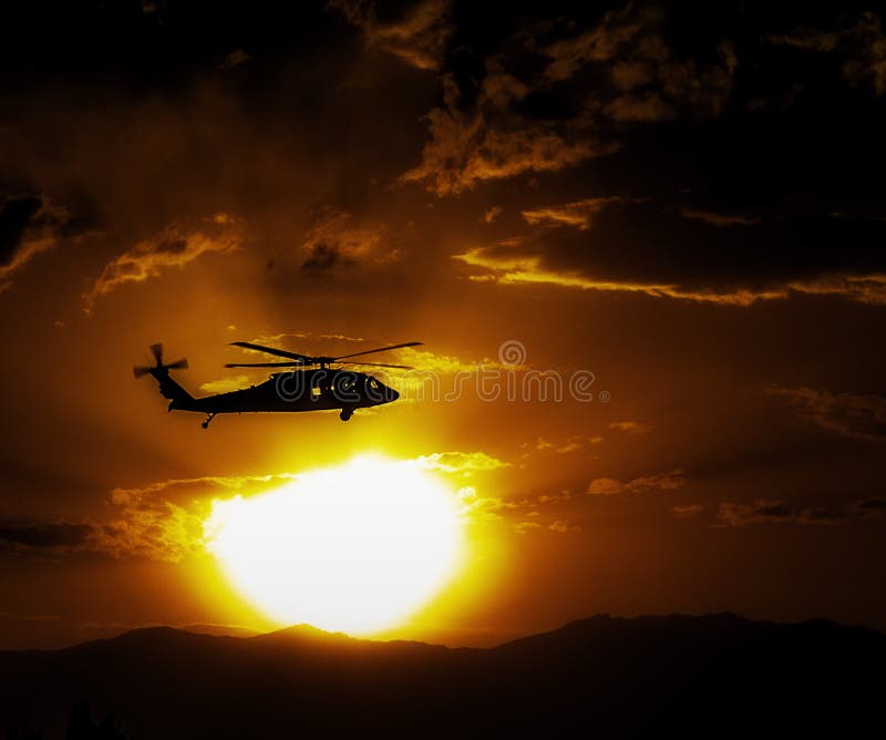 Elicottero di Blackhawk - Afghanistan - tramonto intenso fotografie stock libere da diritti Elicottero di Blackhawk - Afghanistan - tramonto intenso fotografie stock libere da diritti