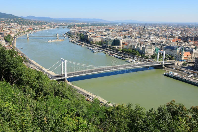Elisabeth Przerzuca most, Danube rzeki i zarazy bank, Budapest, Węgry, Europa zdjęcia stock Elisabeth Przerzuca most, Danube rzeki i zarazy bank, Budapest, Węgry, Europa zdjęcia stock