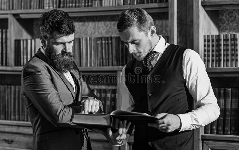 Elite intelligente e concetto scientifico della gente Professori hanno letto il libro fotografia stock libera da diritti Elite intelligente e concetto scientifico della gente Professori hanno letto il libro fotografia stock libera da diritti