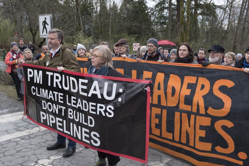 Elizabeth Maj i Kennedy Stewart aresztujemy przy Kinder Morgan protesta miejscem w Burnaby, BC zdjęcia stock Elizabeth Maj i Kennedy Stewart aresztujemy przy Kinder Morgan protesta miejscem w Burnaby, BC zdjęcia stock