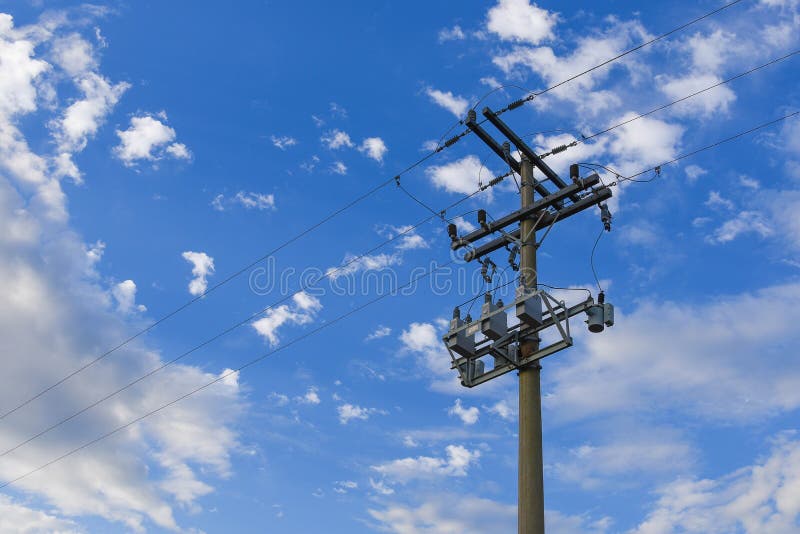 Elkraftpolen och den blåa himlen royaltyfria foton Elkraftpolen och den blåa himlen royaltyfria foton