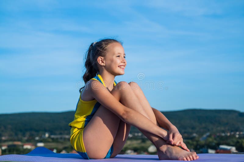 Último Estación de ferrocarril mal humor Ella Es Muy Linda. Ropa Deportiva Para Niños. Acrobacia. Adolescente  Disfruta De La Puesta De Sol. Infancia Feliz. Futuro Del Depo Foto de  archivo - Imagen de exterior, ajuste: 203505222