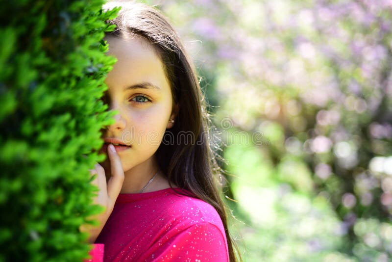 Ella es tan hermosa Muchacha linda en la naturaleza de la primavera Muchacha bonita con la piel joven de la cara y ningún maquill imágenes de archivo libres de regalías Ella es tan hermosa Muchacha linda en la naturaleza de la primavera Muchacha bonita con la piel joven de la cara y ningún maquill imágenes de archivo libres de regalías