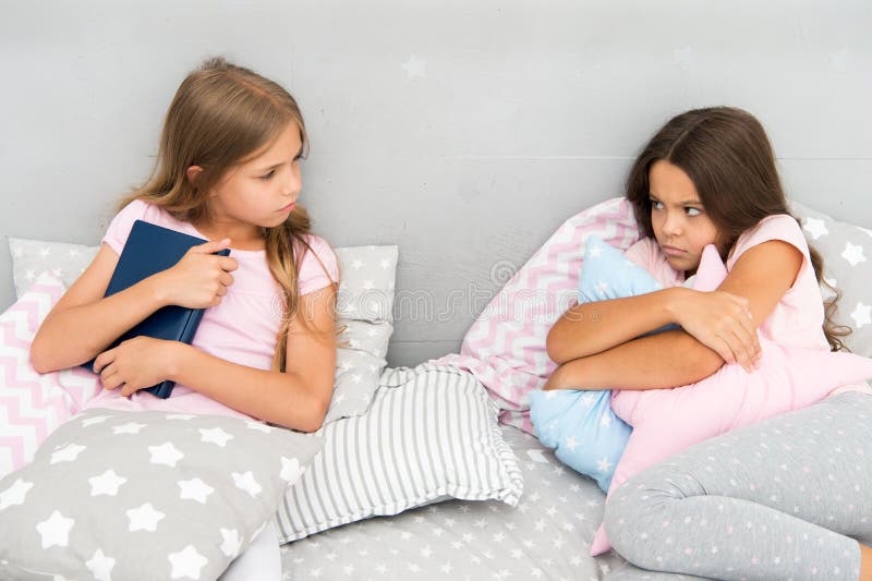 Ella no quiere compartir su libro Concepto de la rivalidad de las hermanas Problemas de las relaciones de las hermanas Libro de l imagen de archivo libre de regalías Ella no quiere compartir su libro Concepto de la rivalidad de las hermanas Problemas de las relaciones de las hermanas Libro de l imagen de archivo libre de regalías