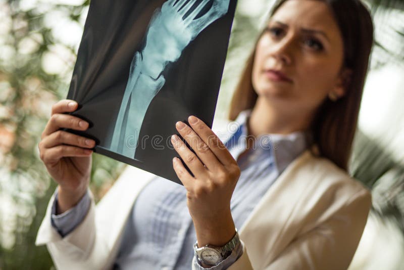 Elle est très inquiétée des résultats images stock Elle est très inquiétée des résultats images stock