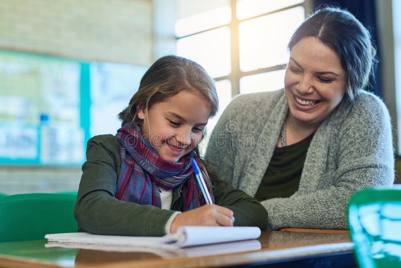 Maman Et Aide à Apprendre Les Devoirs Et L'écriture Des élèves Ou  L'éducation à La Maison étude Et De Travail Sur Table Photo stock - Image  du développement, projet: 279793316