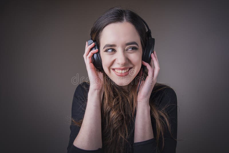 Elle ` s écoutant sa musique préférée photographie stock Elle ` s écoutant sa musique préférée photographie stock