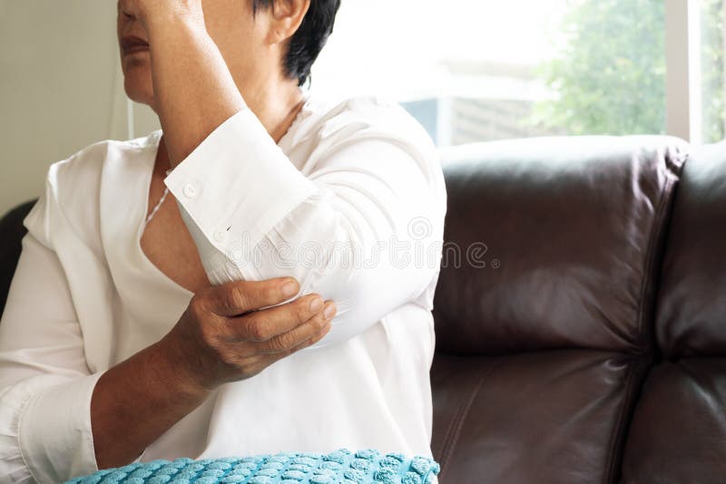 Elleboogpijn/verwonding, oude vrouw die aan elleboogpijn lijden, gezondheidsprobleemconcept stock foto's Elleboogpijn/verwonding, oude vrouw die aan elleboogpijn lijden, gezondheidsprobleemconcept stock foto's