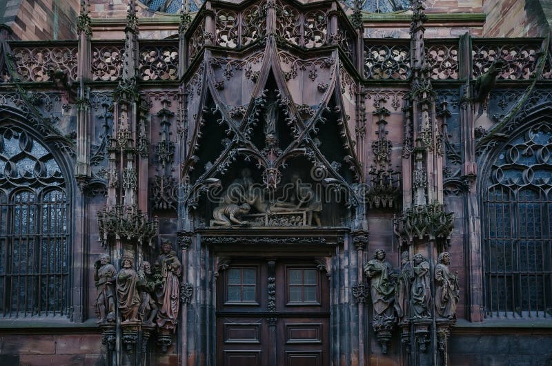Elsass, Frankreich Architekturdetails über die Wände Roman Catholic Cathedrals in Straßburg lizenzfreies stockbild Elsass, Frankreich Architekturdetails über die Wände Roman Catholic Cathedrals in Straßburg lizenzfreies stockbild