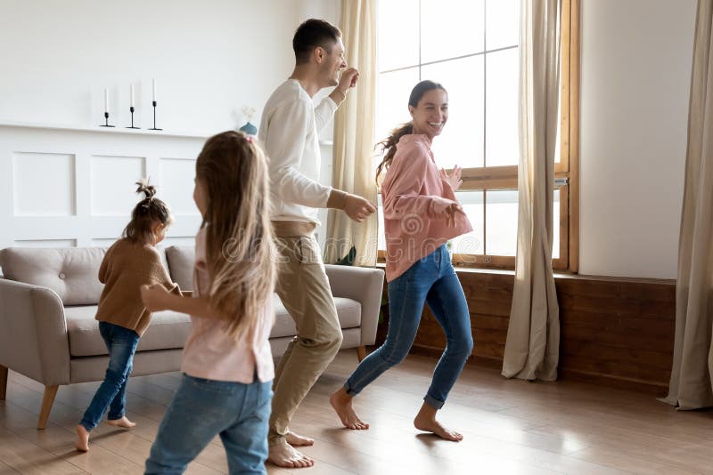 Eltern und Kinder lassen Spiel gemeinsam am modernen warmen Haus ausgeführt werden lizenzfreies stockbild