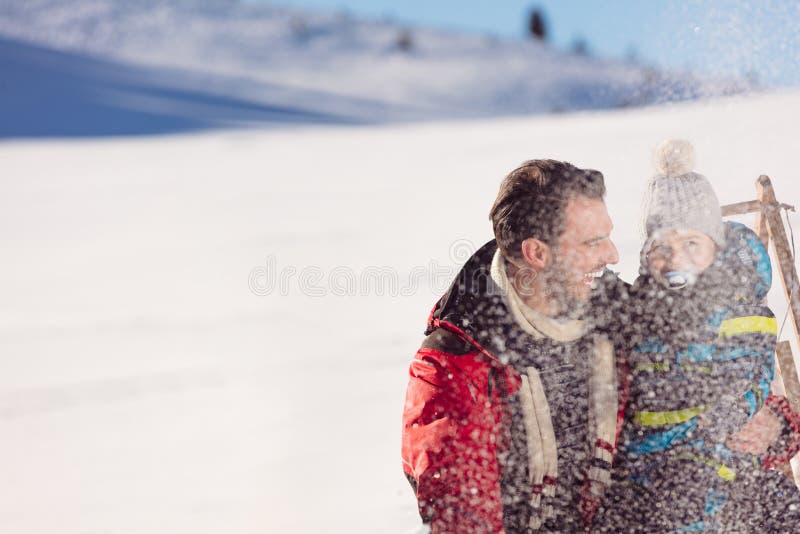 Elternschaft, Mode, Jahreszeit und Leutekonzept - glückliche Familie mit dem Kind auf Schlitten draußen gehend in Winter lizenzfreie stockbilder Elternschaft, Mode, Jahreszeit und Leutekonzept - glückliche Familie mit dem Kind auf Schlitten draußen gehend in Winter lizenzfreie stockbilder