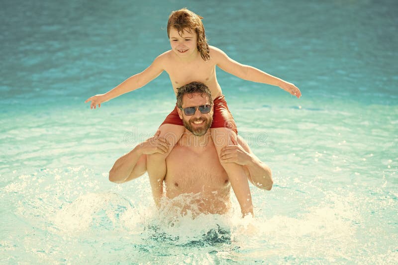 Elternschaft. Sommerurlaub der glücklichen Familie. Vater und Sohn im Schwimmbad. Sommerreisen. Urlaub am Meer. Son stockbilder