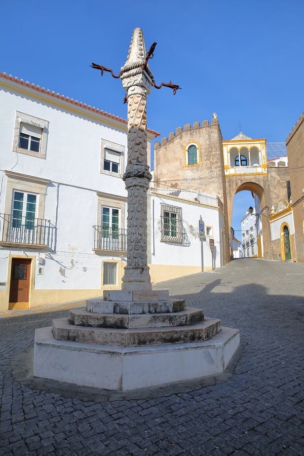 ELVAS, PORTUGAL: Largo de Santa Clara Square con una picota en el primero plano fotografía de archivo ELVAS, PORTUGAL: Largo de Santa Clara Square con una picota en el primero plano fotografía de archivo