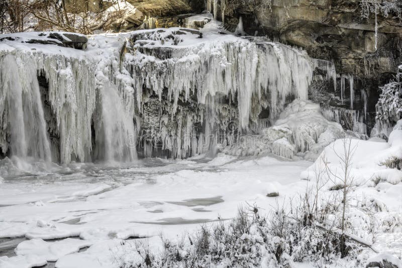 Elyria occidental tombe en hiver image stock Elyria occidental tombe en hiver image stock