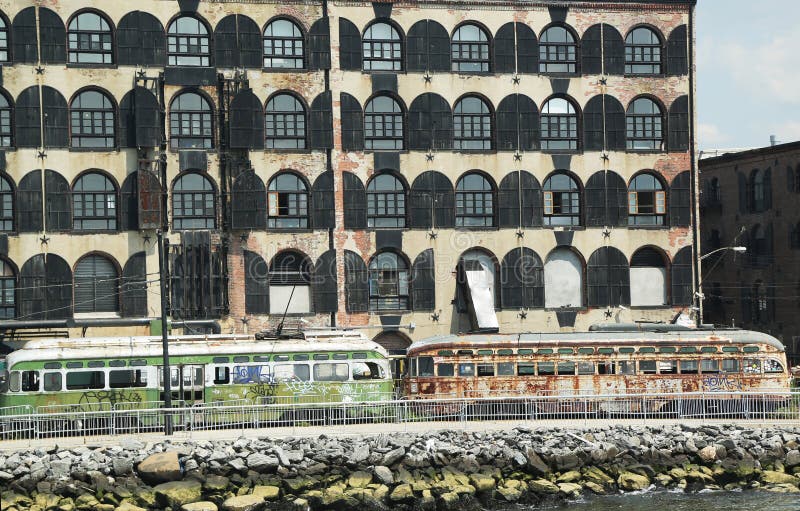 Elétricos abandonados na parte dianteira do supermercado do fairway na seção vermelha do gancho em Brooklyn foto de stock Elétricos abandonados na parte dianteira do supermercado do fairway na seção vermelha do gancho em Brooklyn foto de stock