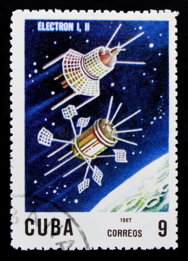 MOSCOU, RÚSSIA - 1º DE OUTUBRO DE 2017: Um selo impresso em Cuba mostra o elétron 1 e 2, 10o Ann Do lançamento do primeiro serie do satélite artificial, cerca de 1967