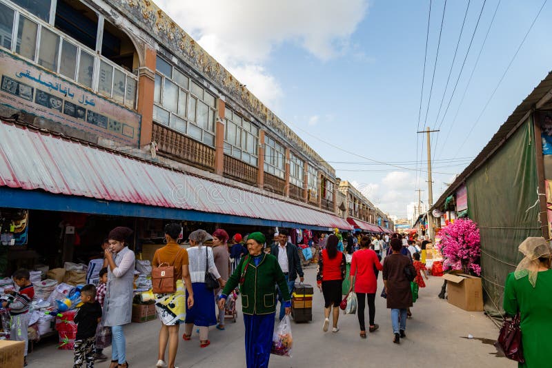 Em agosto de 2017, Kashgar, Xingjiang, China: o mercado famoso de Kashgar, um destino popular de domingo ao longo da Rota da Seda foto de stock Em agosto de 2017, Kashgar, Xingjiang, China: o mercado famoso de Kashgar, um destino popular de domingo ao longo da Rota da Seda foto de stock