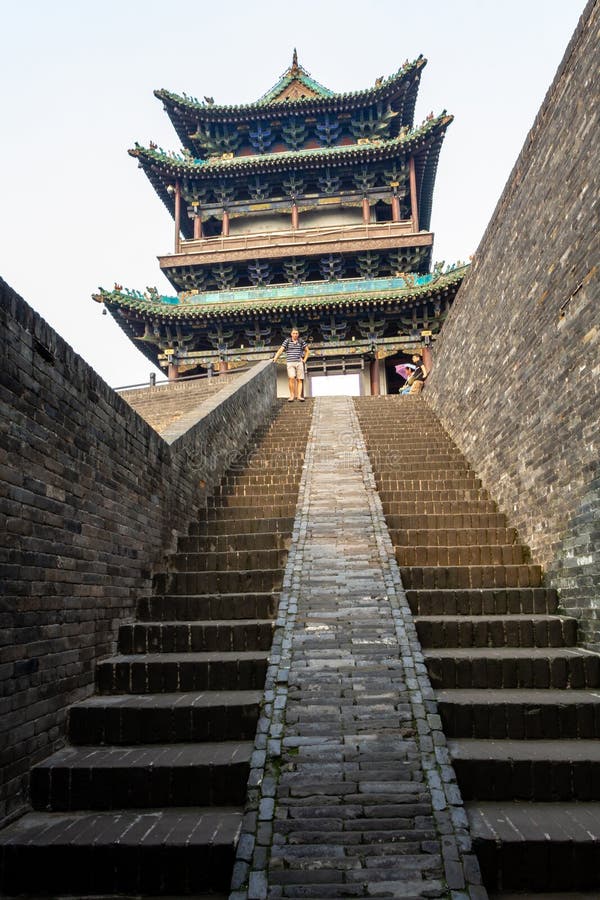 Em agosto de 2013 - Pingyao, China - turistas na escadaria da entrada das paredes antigas que protegem a cidade velha de Pingyao fotografia de stock Em agosto de 2013 - Pingyao, China - turistas na escadaria da entrada das paredes antigas que protegem a cidade velha de Pingyao fotografia de stock