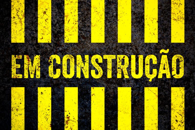 Em Construcao в португалке: Под предупредительным знаком конструкции при желтые и черные нашивки покрашенные над предпосылкой бет стоковое изображение Em Construcao в португалке: Под предупредительным знаком конструкции при желтые и черные нашивки покрашенные над предпосылкой бет стоковое изображение