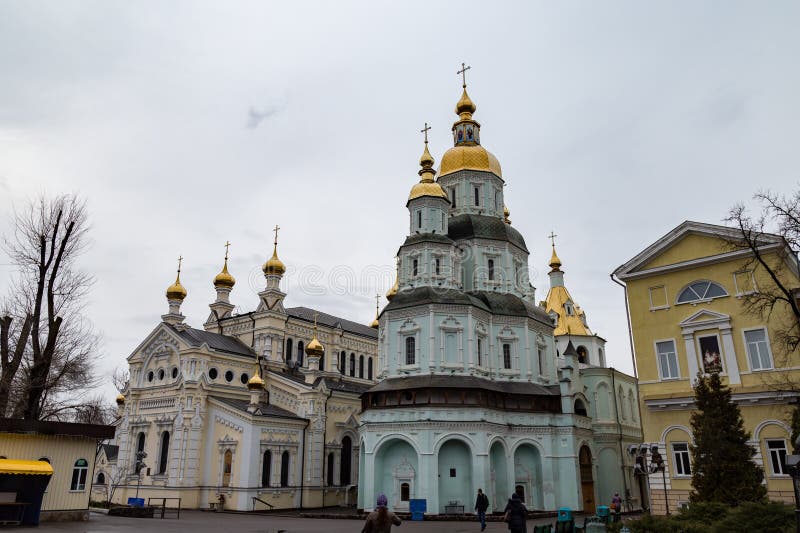 Em dezembro de 2017, Kharkiv, Ucrânia: O monastério de Pokrovksky, um monastério ortodoxo masculino, é a construção a mais velha fotos de stock Em dezembro de 2017, Kharkiv, Ucrânia: O monastério de Pokrovksky, um monastério ortodoxo masculino, é a construção a mais velha fotos de stock