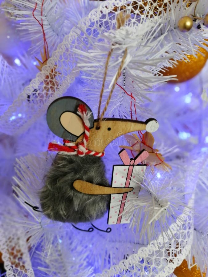 Em forma de mouse na árvore de Natal branca fotos de stock Em forma de mouse na árvore de Natal branca fotos de stock
