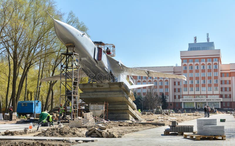 Em Gomel, o Su-24 foi instalado O monumento est? na avenida de Rechitsky na frente da constru??o principal do t?cnico imagem de stock royalty free Em Gomel, o Su-24 foi instalado O monumento est? na avenida de Rechitsky na frente da constru??o principal do t?cnico imagem de stock royalty free