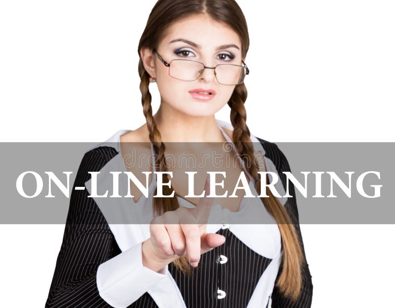 Em linha aprendizagem escrita na tela virtual o secretário 'sexy' em um terno de negócio com vidros, imprensas abotoa-se em virtu fotografia de stock royalty free Em linha aprendizagem escrita na tela virtual o secretário 'sexy' em um terno de negócio com vidros, imprensas abotoa-se em virtu fotografia de stock royalty free
