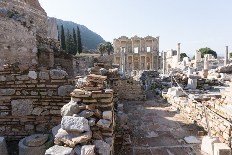 Em março de 2016: Biblioteca romana antiga em Ephesus, Turquia imagens de stock royalty free Em março de 2016: Biblioteca romana antiga em Ephesus, Turquia imagens de stock royalty free