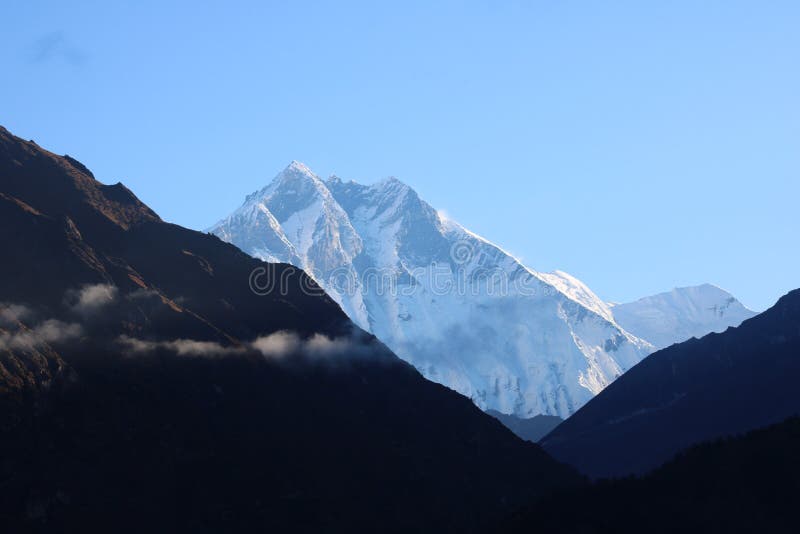 Em Nepal a cordilheira é uma série de montanhas fotografia de stock Em Nepal a cordilheira é uma série de montanhas fotografia de stock