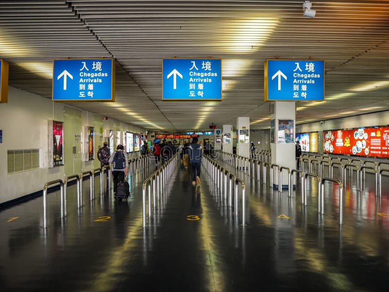 EM NOVEMBRO DE 2018 - Macau: A beira de alfândega no terminal de balsa exterior do porto em Macau com um sinal da entrada dentro imagem de stock royalty free EM NOVEMBRO DE 2018 - Macau: A beira de alfândega no terminal de balsa exterior do porto em Macau com um sinal da entrada dentro imagem de stock royalty free