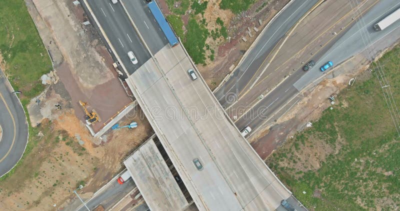 Em obras de renovação da ponte de reparação rodoviária na autoestrada norte-americana