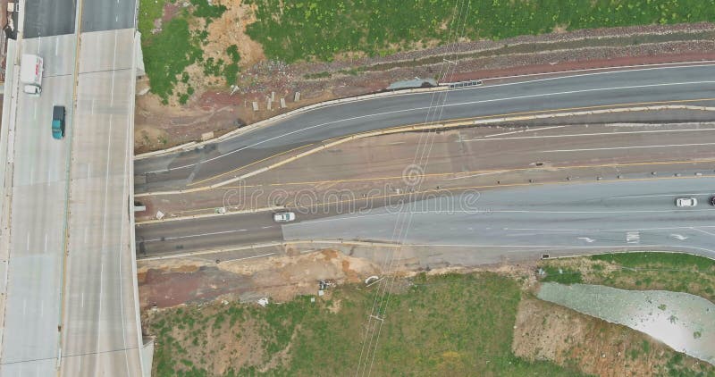 Em obras de renovação da ponte de reparação rodoviária na autoestrada norte-americana