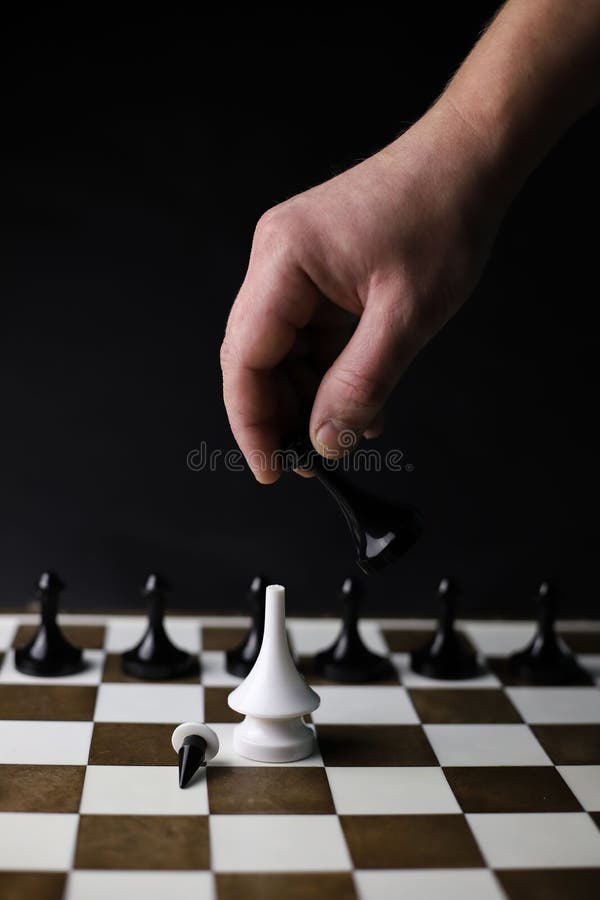 Desenho de tabuleiro de xadrez e peças de xadrez pretas em um