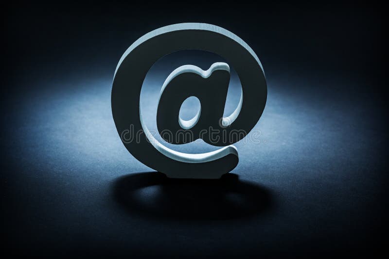 Biểu tượng email trên nền đen (email symbol on dark background): Biểu tượng email trên nền đen không chỉ rất đẹp mắt mà còn thể hiện sự chuyên nghiệp và hiện đại. Hãy khám phá hình ảnh liên quan để cảm nhận sự hoàn hảo của biểu tượng này.