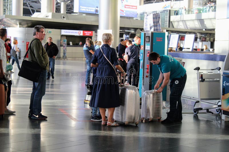 Embalagem da bagagem no aeroporto internacional Vnukovo Moscou - em julho de 2017 fotos de stock Embalagem da bagagem no aeroporto internacional Vnukovo Moscou - em julho de 2017 fotos de stock