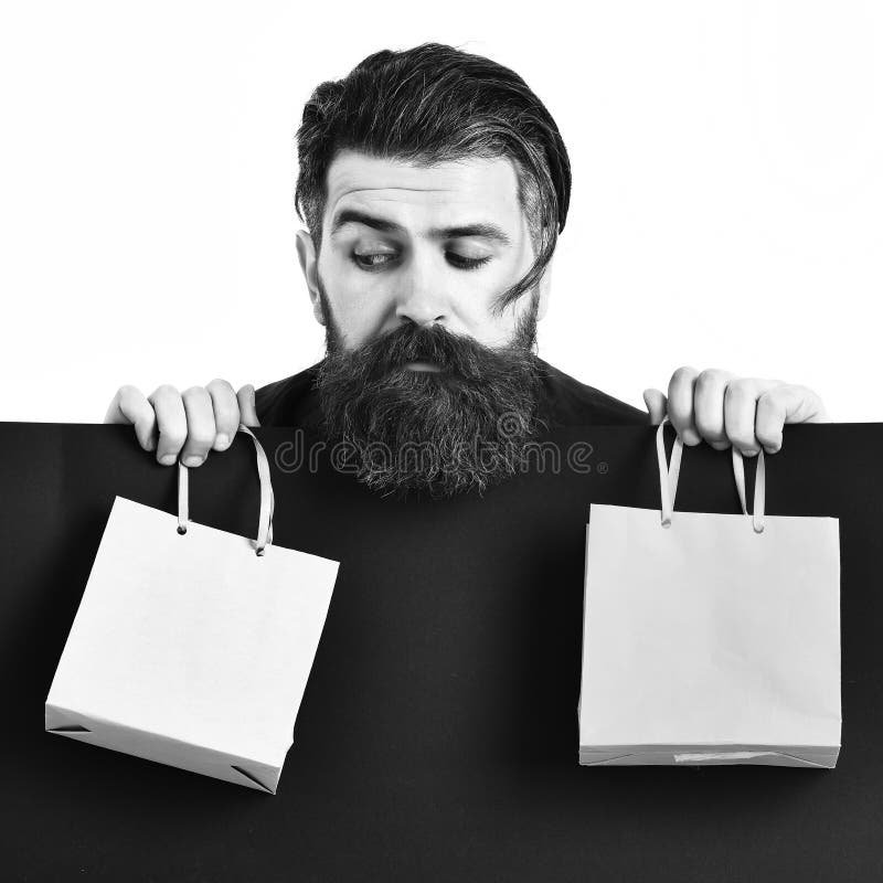 Embalagem ou sacos coloridos, brutais, de hipster caucasiano fotografia de stock royalty free Embalagem ou sacos coloridos, brutais, de hipster caucasiano fotografia de stock royalty free