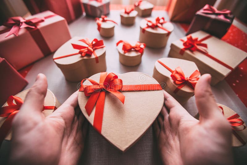 Embalaje del corazón fresco de los regalos para el día de tarjeta del día de San Valentín fotografía de archivo Embalaje del corazón fresco de los regalos para el día de tarjeta del día de San Valentín fotografía de archivo