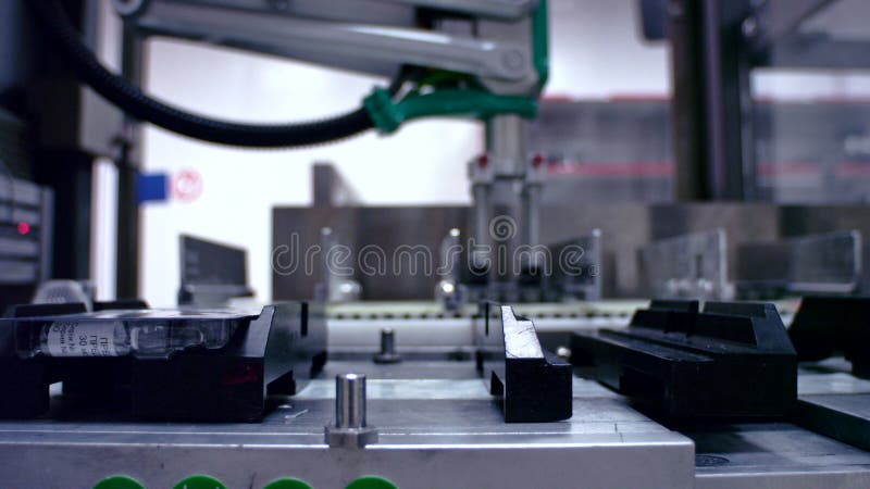 Emballerat gods på den automatiserade produktionslinjen Fabriks- linje på fabriken