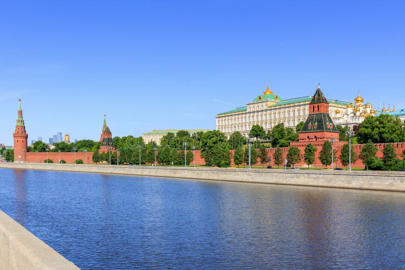 Embankments of Moskva river against Moscow Kremlin in sunny summer morning stock photography Embankments of Moskva river against Moscow Kremlin in sunny summer morning stock photography
