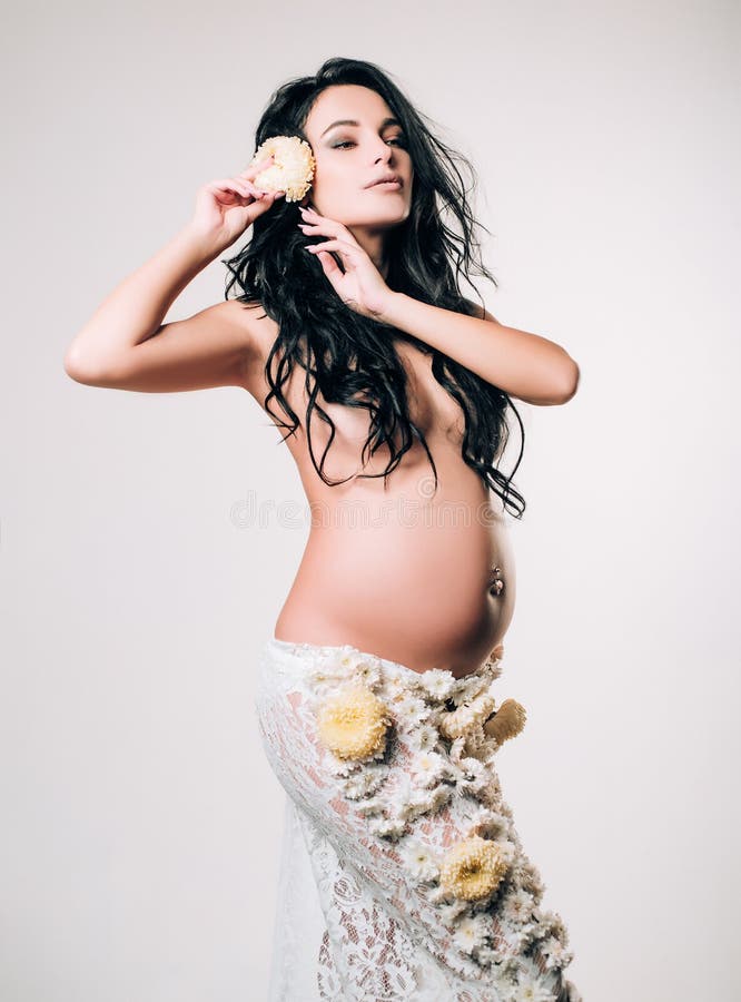 Embarazo Preparaci?n de maternidad expectativa del nacimiento de la vida Amor la madre futura tiene el beb? dentro Mujer embaraza fotos de archivo libres de regalías Embarazo Preparaci?n de maternidad expectativa del nacimiento de la vida Amor la madre futura tiene el beb? dentro Mujer embaraza fotos de archivo libres de regalías